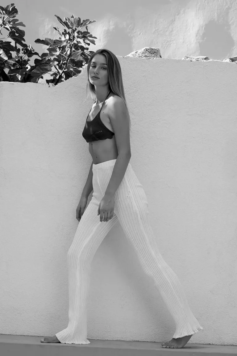 Rib-knit Zahara pants adapt to the body’s shape with a textured design that combines comfort and style. Perfect for free movement.